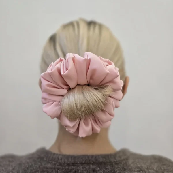 frotka satyna armani pudrowy róż na blond włosach.